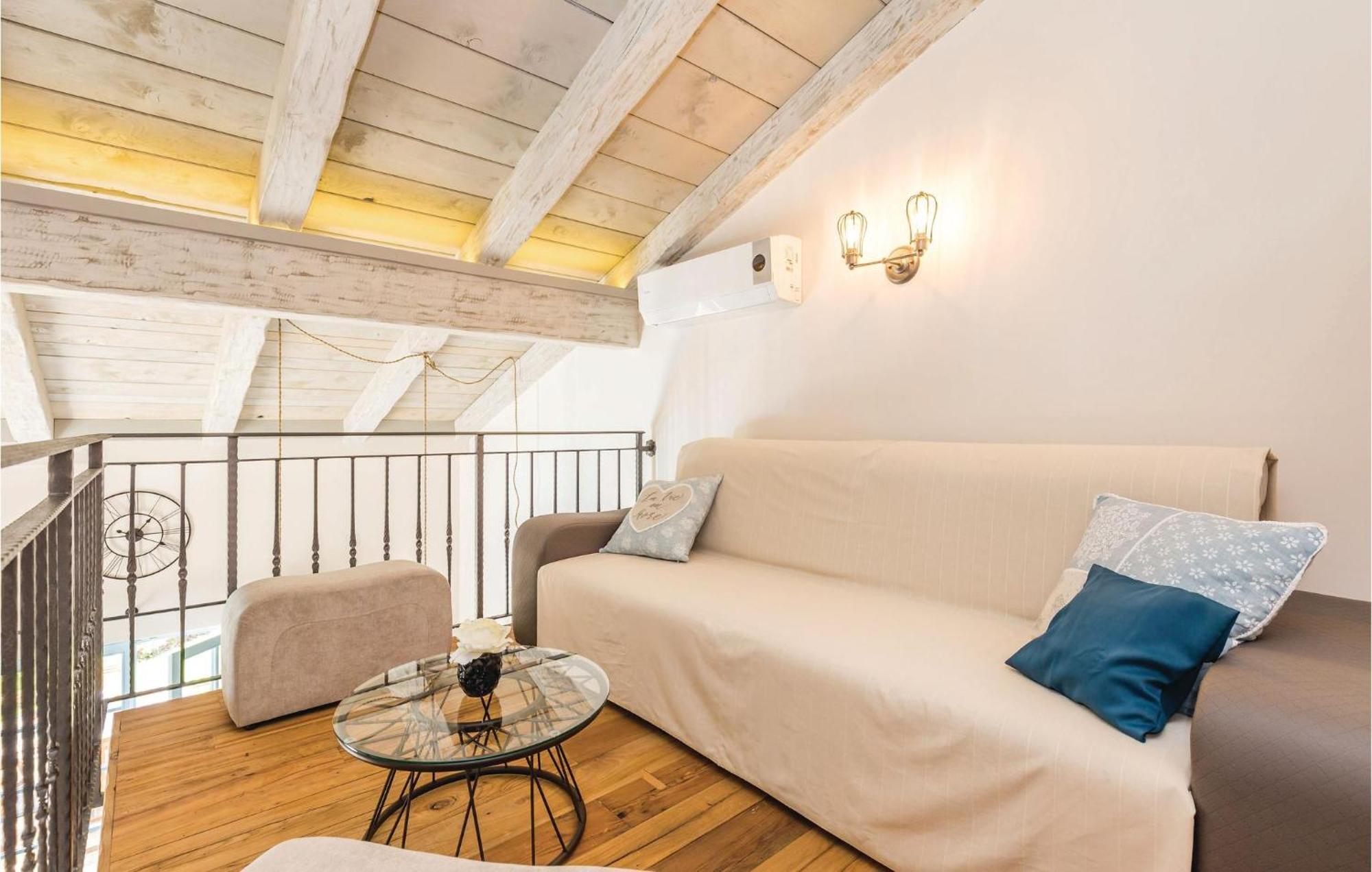 Stunning Home In Jurdani With Wifi Mucici Exterior photo