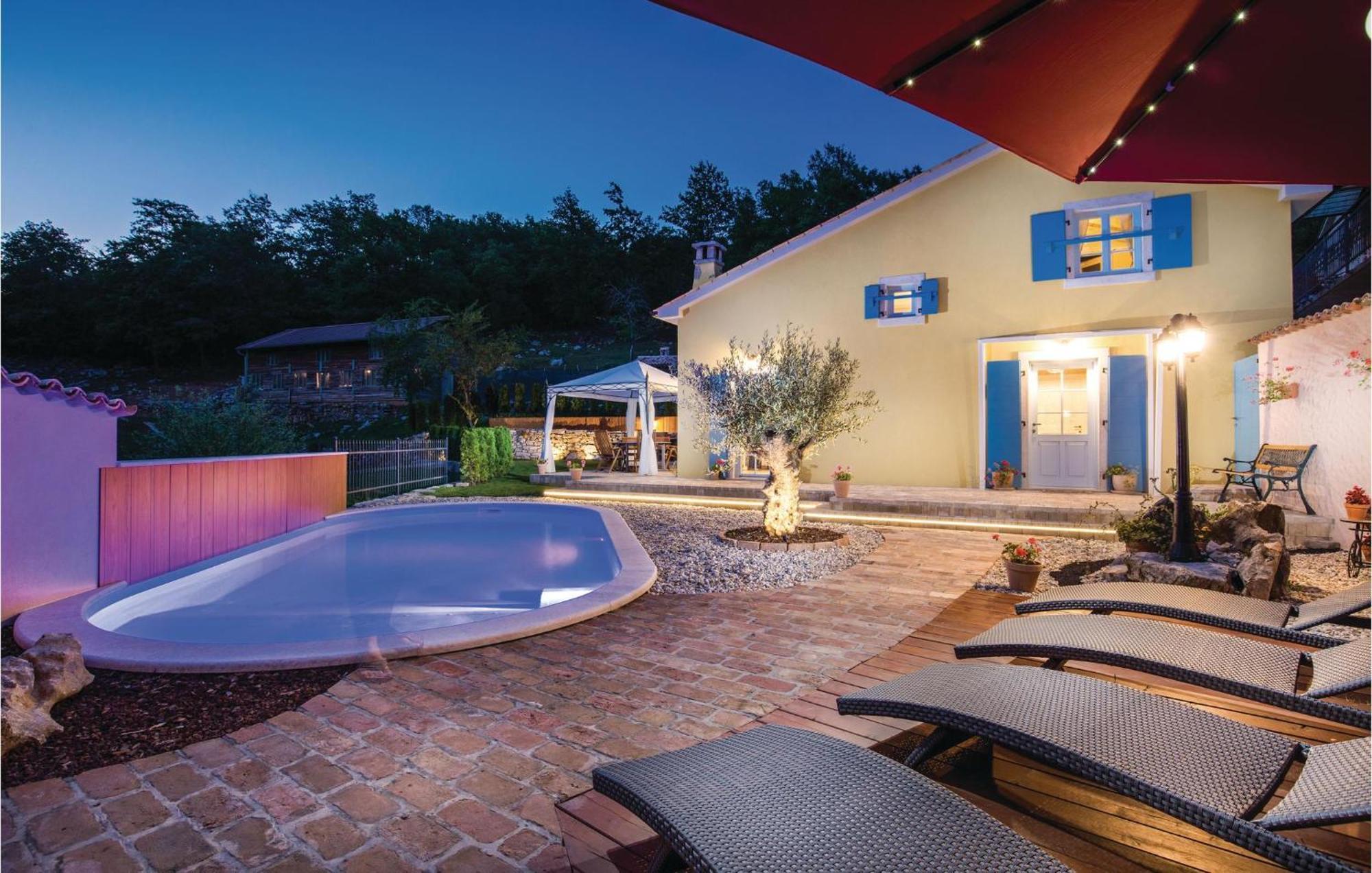 Stunning Home In Jurdani With Wifi Mucici Exterior photo