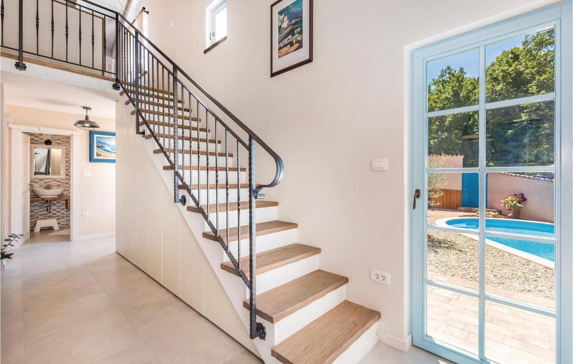 Stunning Home In Jurdani With Wifi Mucici Exterior photo