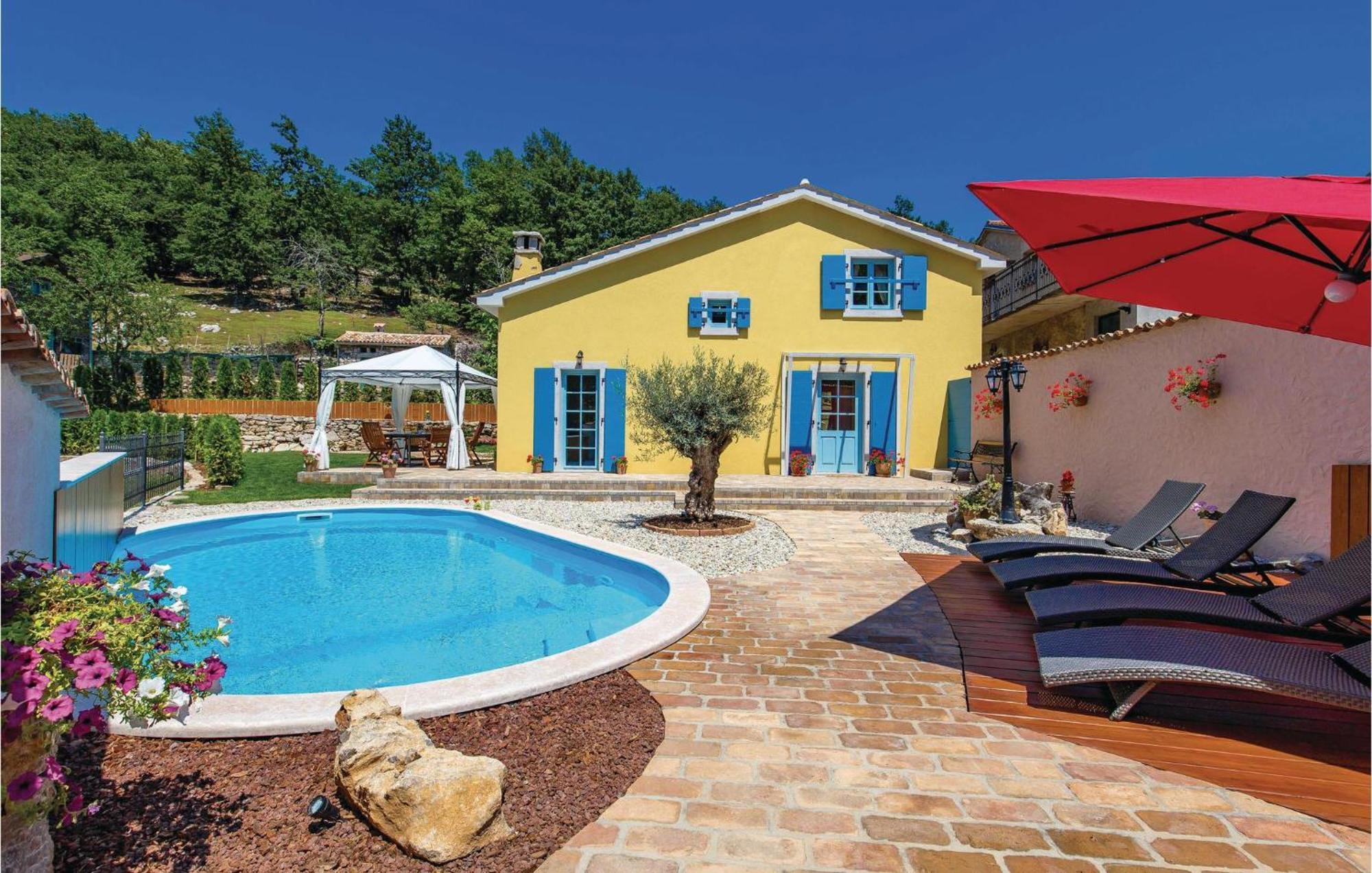 Stunning Home In Jurdani With Wifi Mucici Exterior photo