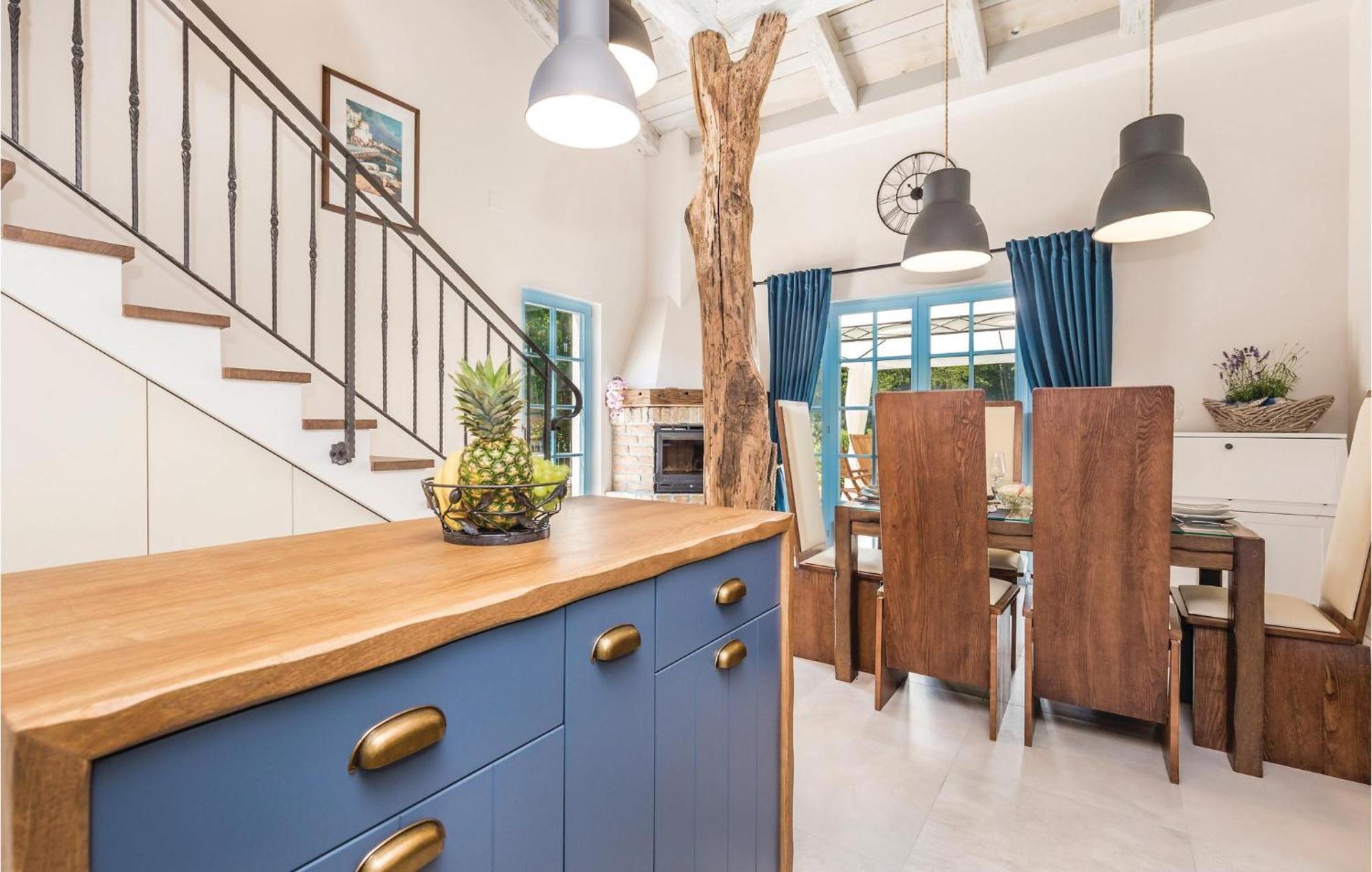 Stunning Home In Jurdani With Wifi Mucici Exterior photo